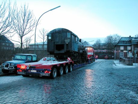  Reiner Klages Kranvermietung Dampflokomotive auf Tieflader